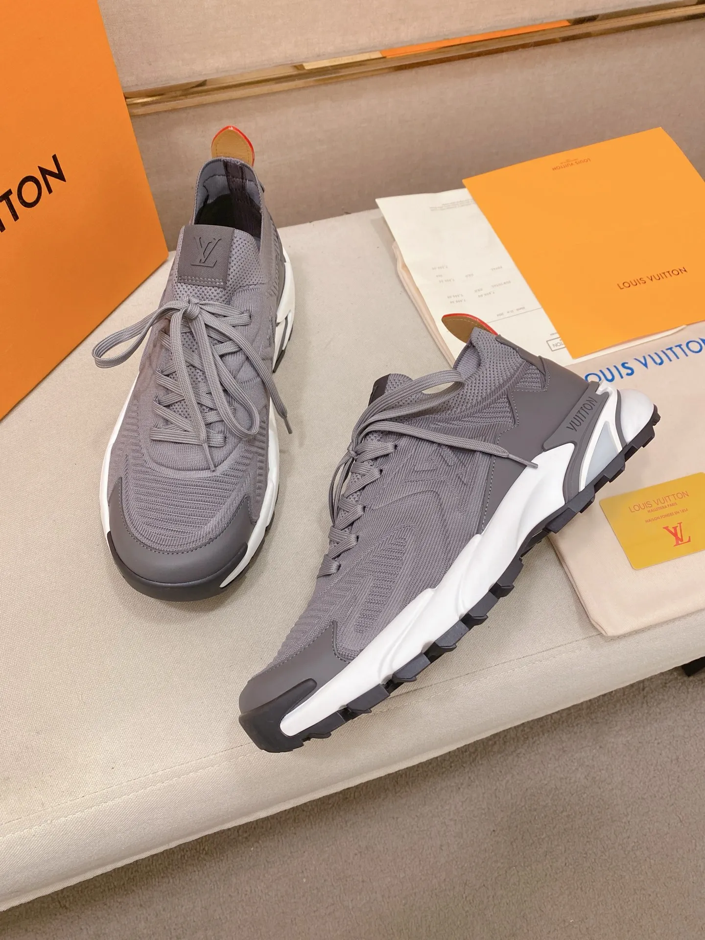 Men's Men's Shoes💰: 620💰The high version of the LV Runner Tatic sneakers are made of a whole piece of technical knitting to create an easy-to-take-on design, and are trimmed with cow leather to outline the upper. The LV logo on the side creates a dynamic feel among the textures, and the leather back strap is shaped like the handle fasteners in the Louis Vuitton leather goods collection. Mixed materials Laces Louis Vuitton accents Rubber outsole with Vuitton logo Size 39-44 Customizable 38.45.46